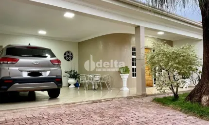 Casa residencial disponível para venda no bairro Brasil em Uberlândia-MG