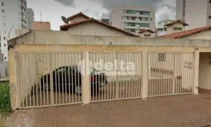 Casa de colônia disponível para venda no bairro Morada da Colina em Uberlândia-MG.