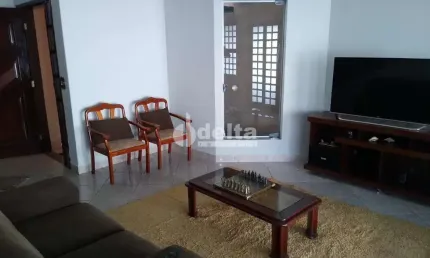 Casa residencial disponível para venda no bairro Vigilato Pereira em Uberlândia-MG