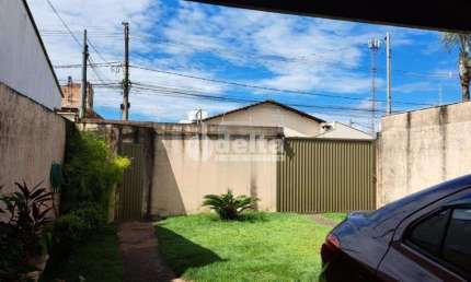 Casa residencial disponível para venda no bairro Alto Umuarama em Uberlândia-MG
