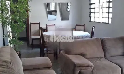 Casa Residencial disponível para venda no bairro Santa Mônica em Uberlândia-MG