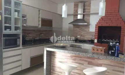 Casa Residencial disponível para venda no bairro Santa Mônica em Uberlândia-MG