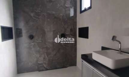 Casa residencial disponível para venda no bairro Quinta Alto Umuarama em Uberlândia - MG.