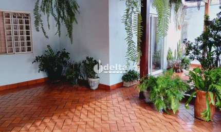 Casa residencial disponível para venda no bairro Cidade Jardim  em Uberlândia-MG