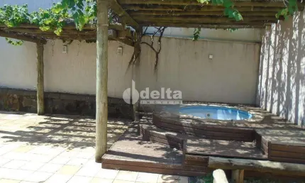 Casa residencial disponível para venda no bairro Cidade Jardim  em Uberlândia-MG