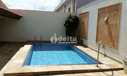 Casa Residencial disponível para venda no bairro Santa Mônica em Uberlândia-MG