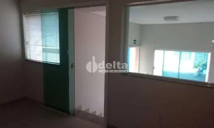Casa comercial e residencial disponível para locação e venda no bairro Brasil em Uberlândia-MG