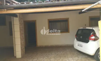Casa residencial disponível para venda no bairro Nossa Senhora Aparecida em Uberlândia-MG
