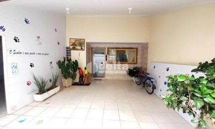 Casa residencial disponível para venda no bairro Jardim das Palmeiras em Uberlândia - MG