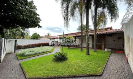 Casa residencial disponível para venda no bairro Cidade Jardim  em Uberlândia-MG