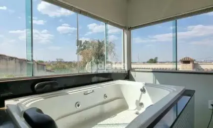 Casa residencial disponível para locação e venda no bairro Nova Uberlândia em Uberlândia-MG