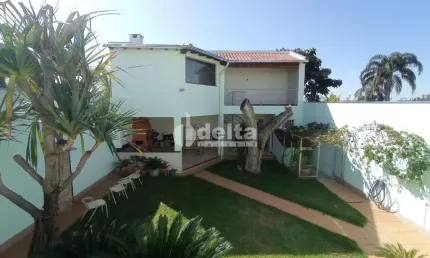 Casa residencial disponível para venda no bairro Cidade Jardim  em Uberlândia-MG