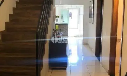 Casa residencial disponível para venda no bairro Santa Rosa em Uberlândia-MG
