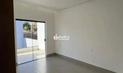 Casa Residencial disponível para venda no bairro Santa Mônica em Uberlândia-MG