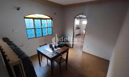 Casa residencial disponível para venda no bairro Marta Helena  em Uberlândia-MG