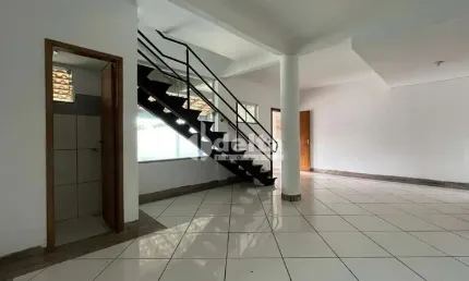 Casa residencial disponível para venda no bairro Jardim Holanda em Uberlândia - MG.