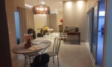 Casa residencial disponível para venda no bairro Segismundo Pereira em Uberlândia-MG