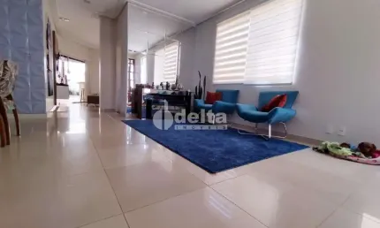 Casa residencial disponível para venda no bairro Umuarama em Uberlândia-MG