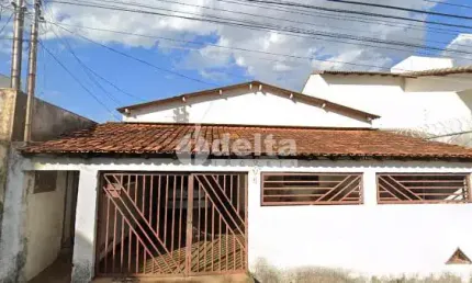 Casa residencial disponível para venda no bairro Brasil em Uberlândia-MG