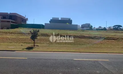 Terreno no Condomínio disponível para venda no bairro Granja Marileusa em Uberlândia-MG