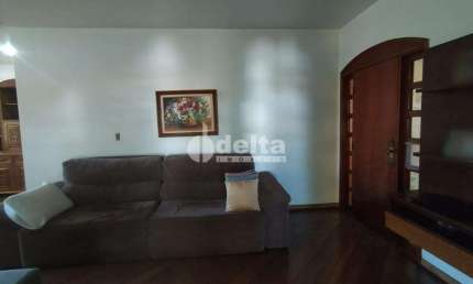 Casa residencial disponível para venda no bairro Vigilato Pereira em Uberlândia-MG