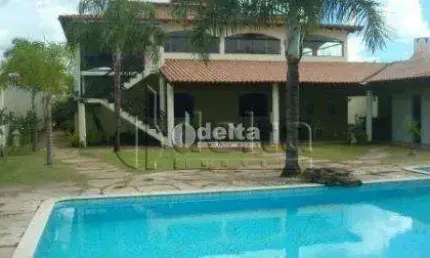 Casa residencial disponível para venda no bairro Morada da Colina em Uberlândia-MG.