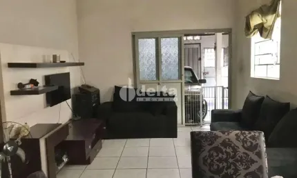 Casa residencial disponível para venda no bairro Martins em Uberlândia-MG
