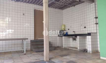 Casa Comercial disponível para Venda no bairro Presidente Roosevelt em Uberlândia-MG