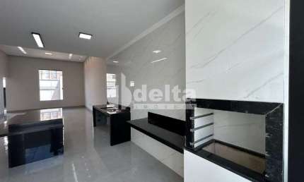 Casa residencial disponível para venda no bairro Granada em Uberlândia-MG