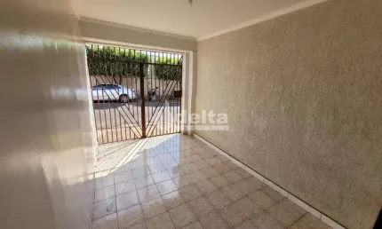 Casa residencial disponível para venda no bairro Nossa Senhora Aparecida em Uberlândia-MG