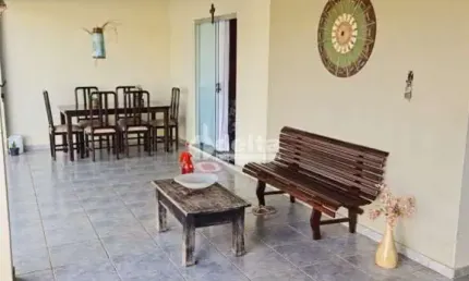 Casa disponível para locação e venda no bairro Santa Mônica em Uberlândia-MG