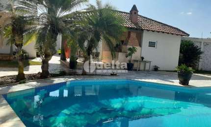 Casa residencial disponível para locação e venda no bairro Cidade Jardim em Uberlândia-MG