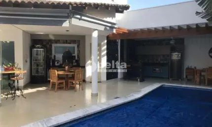 Casa residencial disponível para venda no bairro Morada da Colina em Uberlândia-MG.