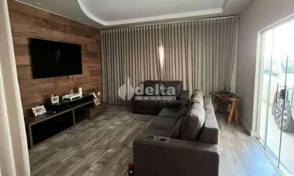 Casa com 3 quartos à venda no Jardim Europa, Uberlândia 