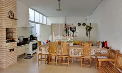 Casa residencial disponível para venda no bairro marta helena  em uberlândia-mg