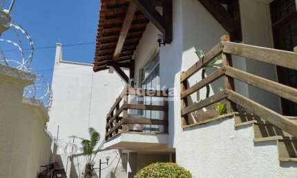Casa residencial disponível para locação e venda no bairro Lídice em Uberlândia-MG