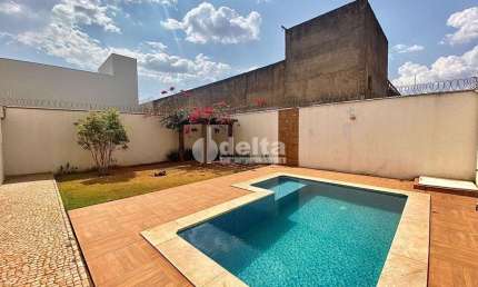 Casa residencial disponível para venda no bairro Alto Umuarama em Uberlândia-MG