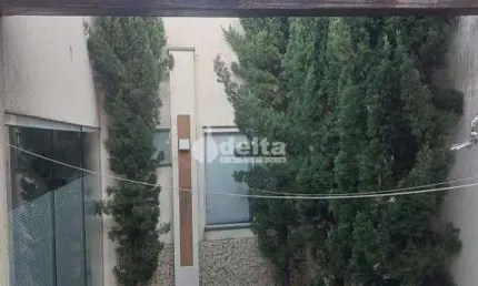 Casa residencial disponível para venda no bairro Jardim Califórnia em Uberlândia-MG