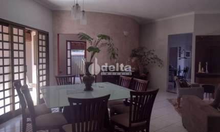 Casa com 3 quartos à venda no Tubalina, Uberlândia 