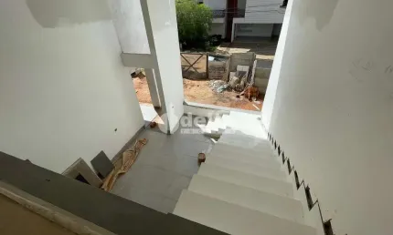 Casa no condomínio Jardins Roma disponível para venda em Uberlândia-MG