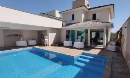 Casa residencial disponível para venda no bairro Jardim Karaíba em Uberlândia-MG