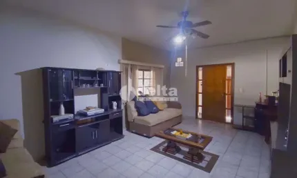 Casa residencial disponível para venda no bairro santa mônica em uberlândia-mg