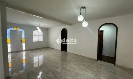 Casa residencial disponível para venda no bairro Centro em Uberlândia-MG