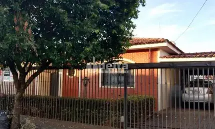 Casa residencial disponível para locação e venda no bairro Nossa Senhora Aparecida em Uberlândia-MG