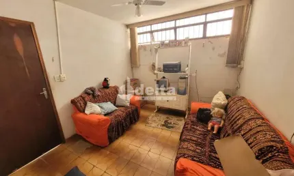 Casa residencial disponível para venda no bairro Martins em Uberlândia-MG