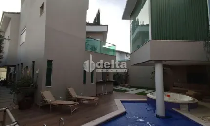 Casa residencial disponível para venda no bairro Jardim Colina em Uberlândia-MG