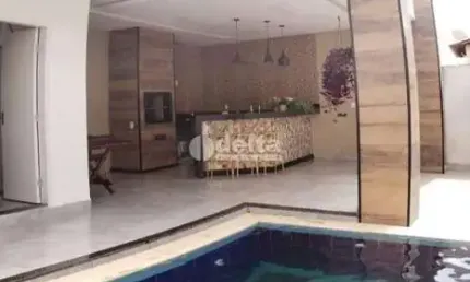 Casa residencial disponível para venda no bairro Jardim Holanda em Uberlândia - MG.