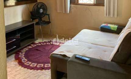 Casa residencial disponível para venda no bairro Minas Gerais em Uberlândia-MG