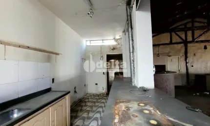 Casa Comercial disponível para Venda no bairro Saraiva em Uberlândia-MG