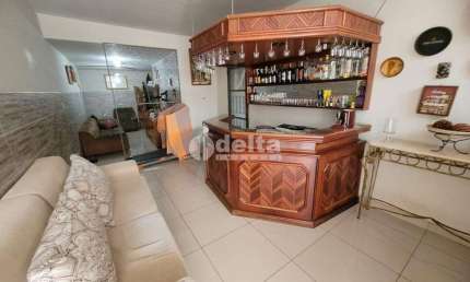 Casa residencial disponível para venda no bairro Lídice em Uberlândia-MG
